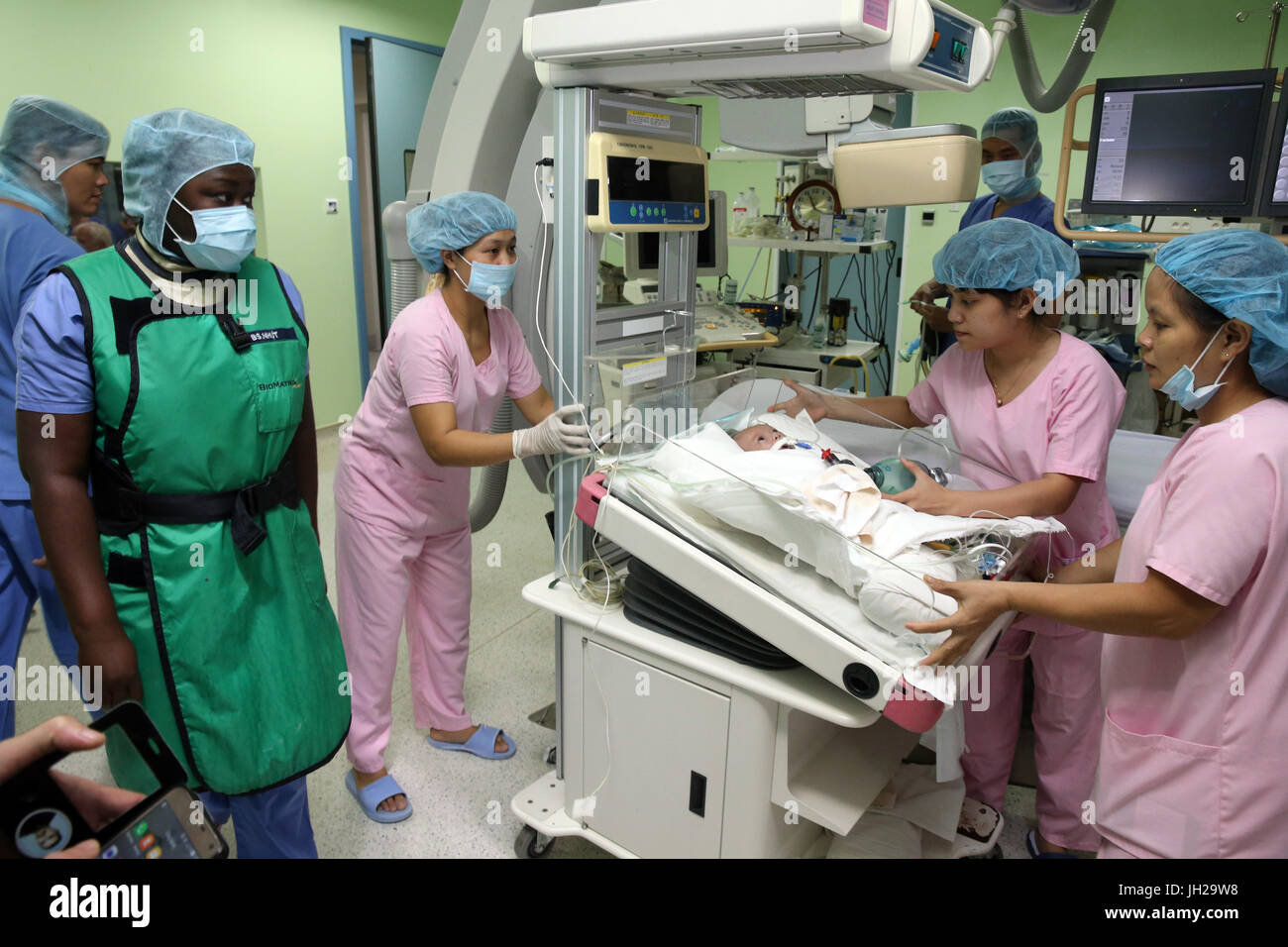 L'Institut de Cardiologie offre des soins de haute qualité aux patients vietnamiens souffrant de maladies du cœur. Laboratoire de cathétérisme. Former l'équipe médicale sénégalaise Banque D'Images