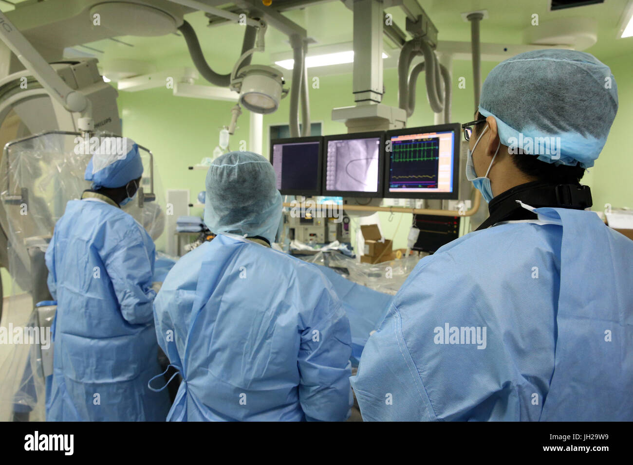 L'Institut de Cardiologie offre des soins de haute qualité aux patients vietnamiens souffrant de maladies du cœur. Laboratoire de cathétérisme. Former l'équipe médicale sénégalaise Banque D'Images