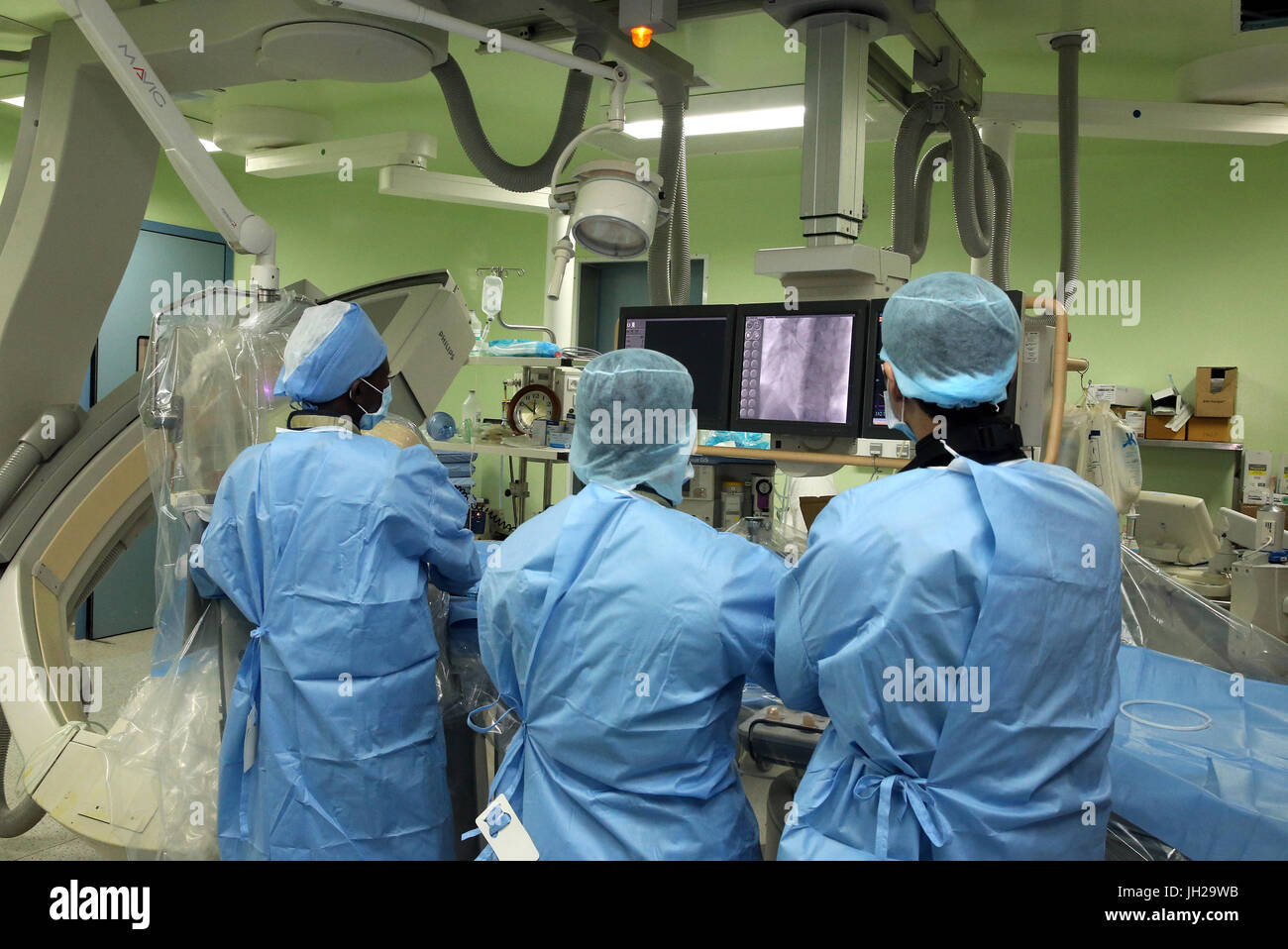 L'Institut de Cardiologie offre des soins de haute qualité aux patients vietnamiens souffrant de maladies du cœur. Laboratoire de cathétérisme. Former l'équipe médicale sénégalaise Banque D'Images