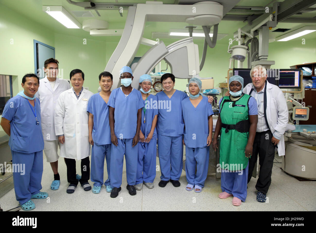 L'Institut de Cardiologie offre des soins de haute qualité aux patients vietnamiens souffrant de maladies du cœur. L'équipe médical sénégalais formés à la pratique du débit cardiaque Banque D'Images