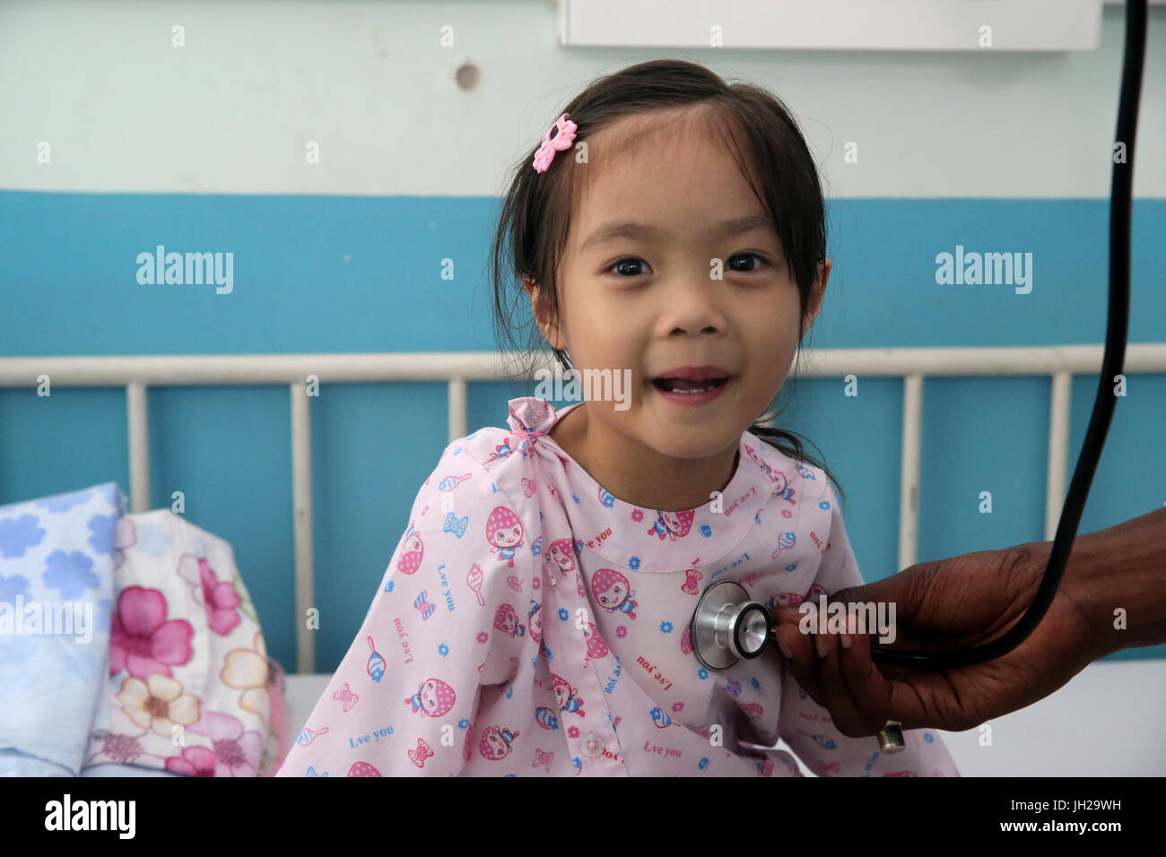 L'Institut de Cardiologie offre des soins de haute qualité aux patients vietnamiens souffrant de maladies du cœur. L'équipe médical sénégalais formés à la pratique du débit cardiaque Banque D'Images