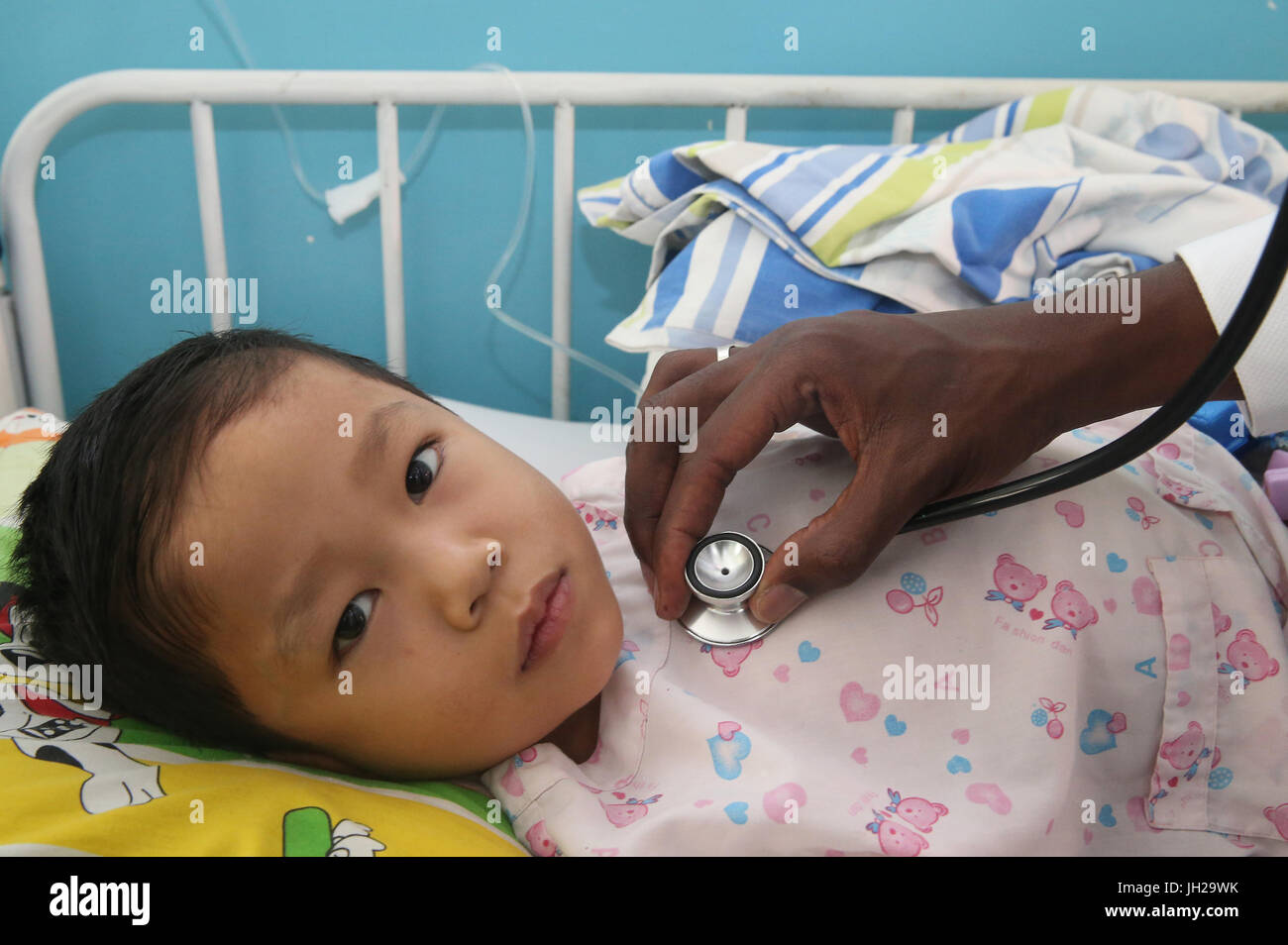 L'Institut de Cardiologie offre des soins de haute qualité aux patients vietnamiens souffrant de maladies du cœur. L'équipe médical sénégalais formés à la pratique du débit cardiaque Banque D'Images