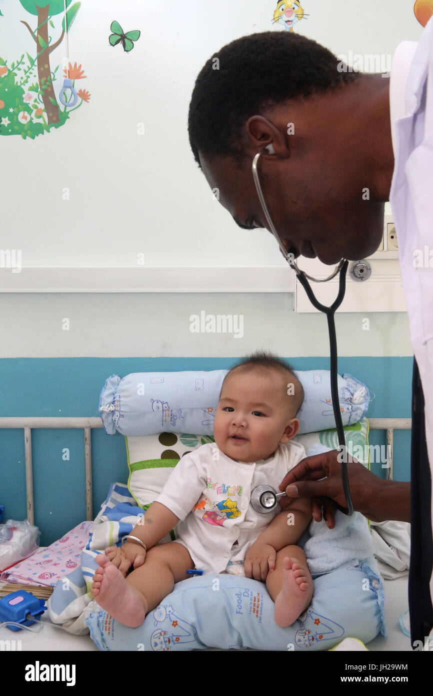 L'Institut de Cardiologie offre des soins de haute qualité aux patients vietnamiens souffrant de maladies du cœur. L'équipe médical sénégalais formés à la pratique du débit cardiaque Banque D'Images