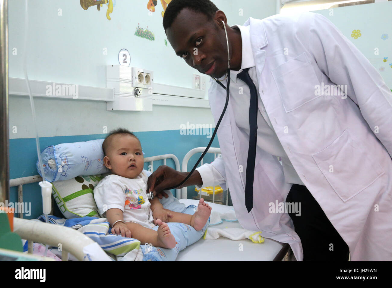 L'Institut de Cardiologie offre des soins de haute qualité aux patients vietnamiens souffrant de maladies du cœur. L'équipe médical sénégalais formés à la pratique du débit cardiaque Banque D'Images