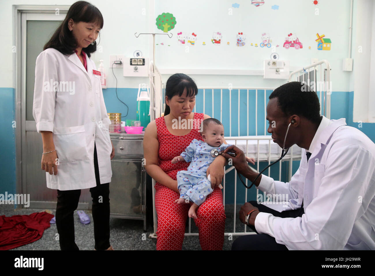 L'Institut de Cardiologie offre des soins de haute qualité aux patients vietnamiens souffrant de maladies du cœur. L'équipe médical sénégalais formés à la pratique du débit cardiaque Banque D'Images