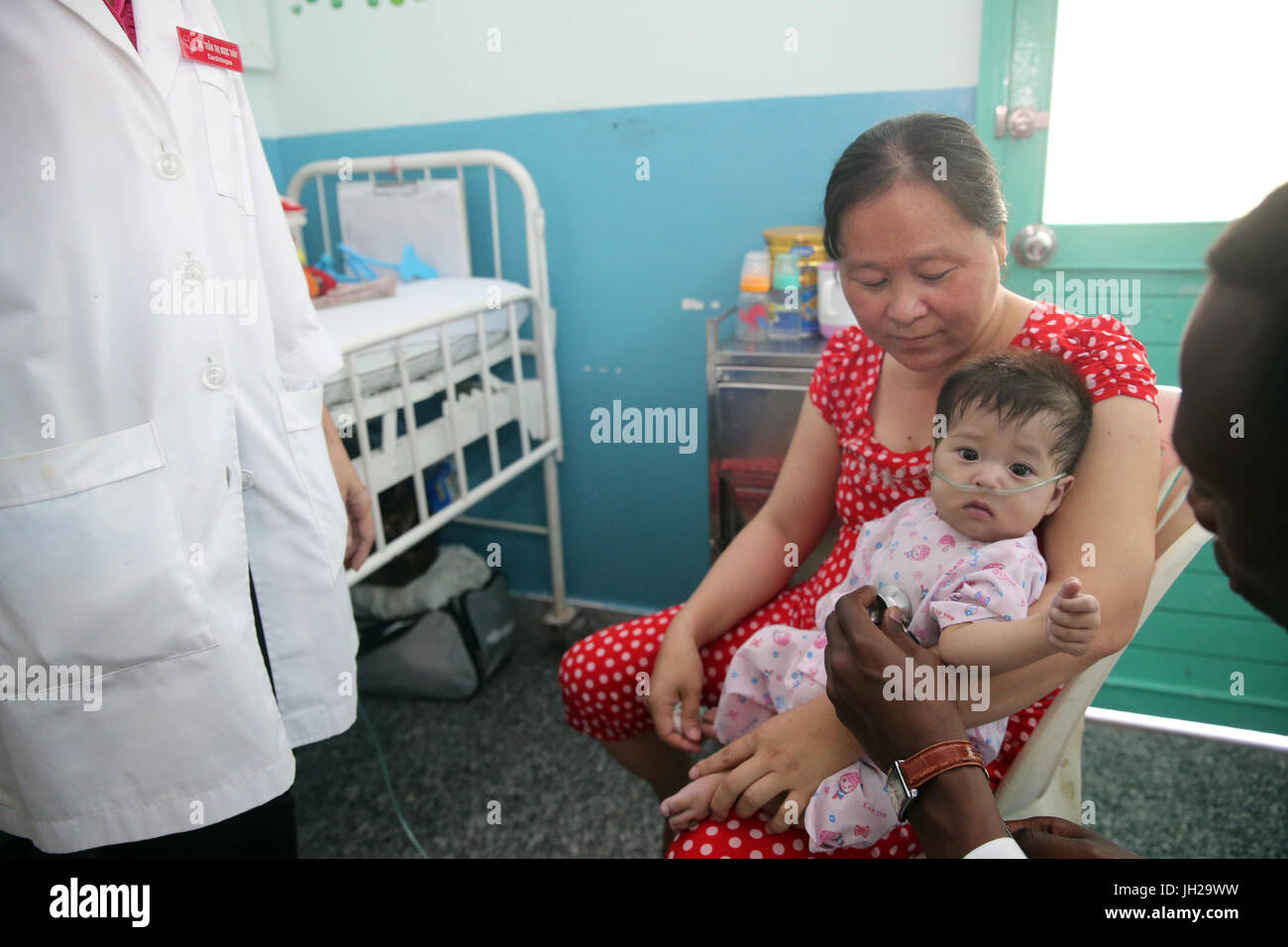 L'Institut de Cardiologie offre des soins de haute qualité aux patients vietnamiens souffrant de maladies du cœur. L'équipe médical sénégalais formés à la pratique du débit cardiaque Banque D'Images
