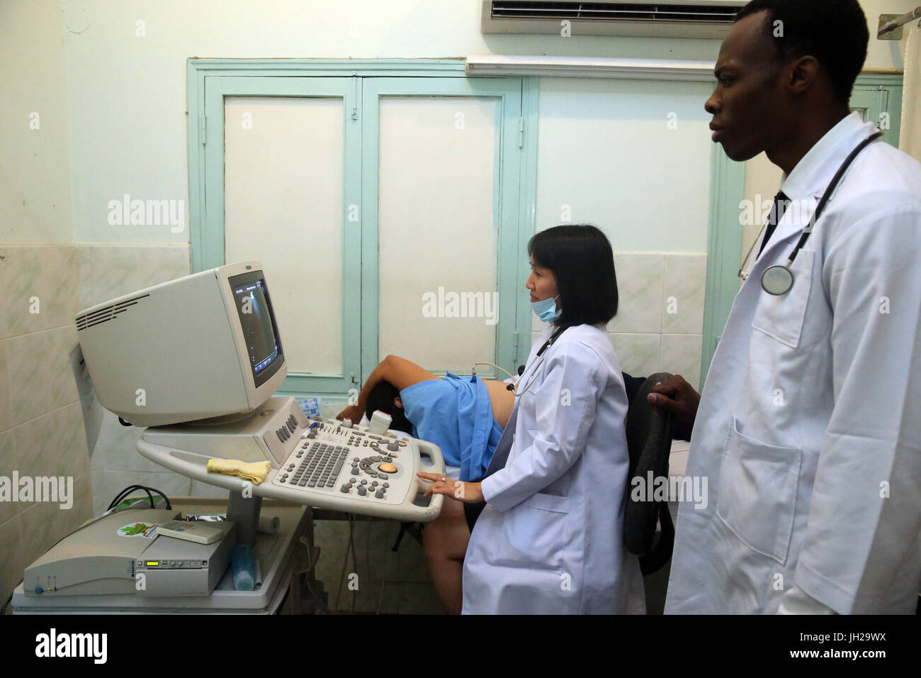 L'Institut de Cardiologie offre des soins de haute qualité aux patients vietnamiens souffrant de maladies du cœur. L'équipe médical sénégalais formés à la pratique du débit cardiaque Banque D'Images