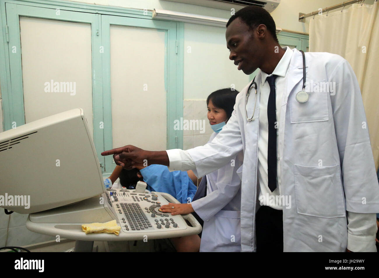 L'Institut de Cardiologie offre des soins de haute qualité aux patients vietnamiens souffrant de maladies du cœur. L'équipe médical sénégalais formés à la pratique du débit cardiaque Banque D'Images