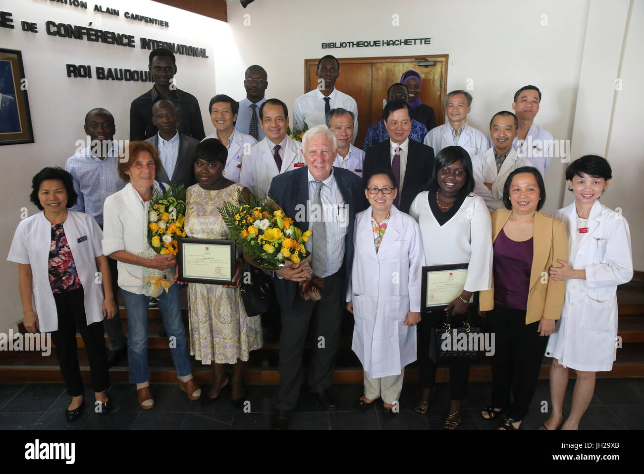 L'Institut de cardiologie. L'équipe médical sénégalais formés pour pratiquer la chirurgie cardiaque. Cérémonie de remise de diplômes. Ho Chi Minh Ville. Le Vietnam. Banque D'Images