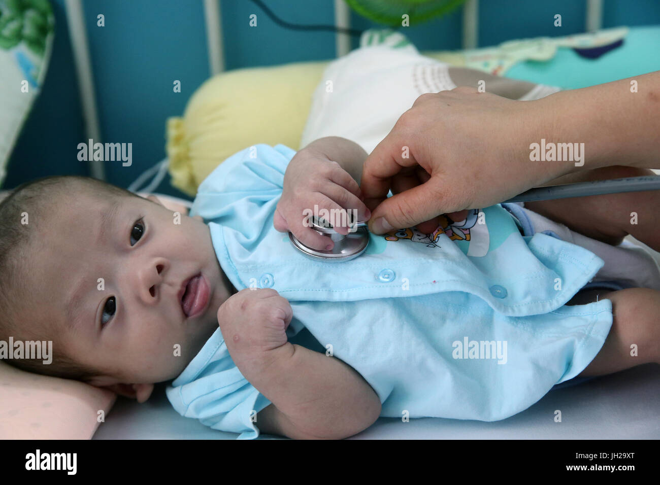 L'Institut de Cardiologie offre des soins de haute qualité aux patients vietnamiens souffrant de maladies du cœur. Médecin à l'écoute de son coeur les jeunes. Ho Chi Minh Banque D'Images