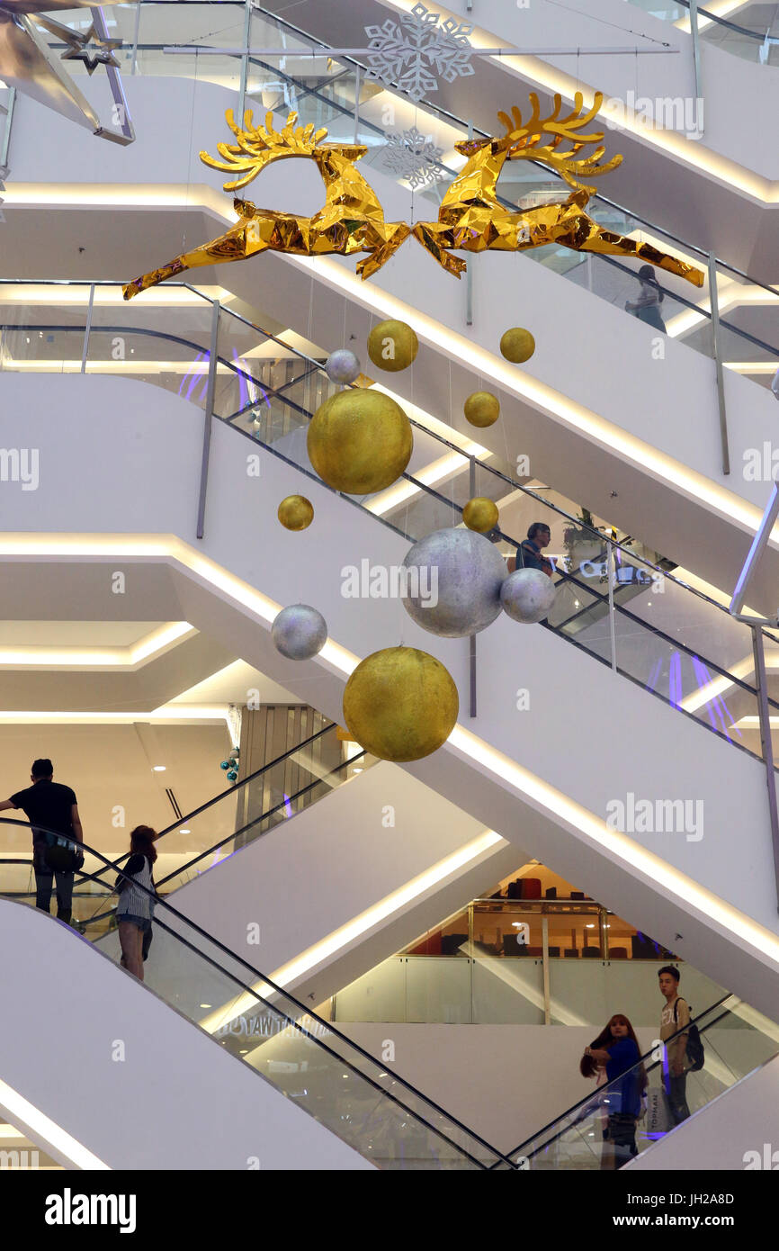 Ho Chi Minh ville. District 1. Shopping Mall. Escaliers mécaniques. Le Vietnam. Banque D'Images
