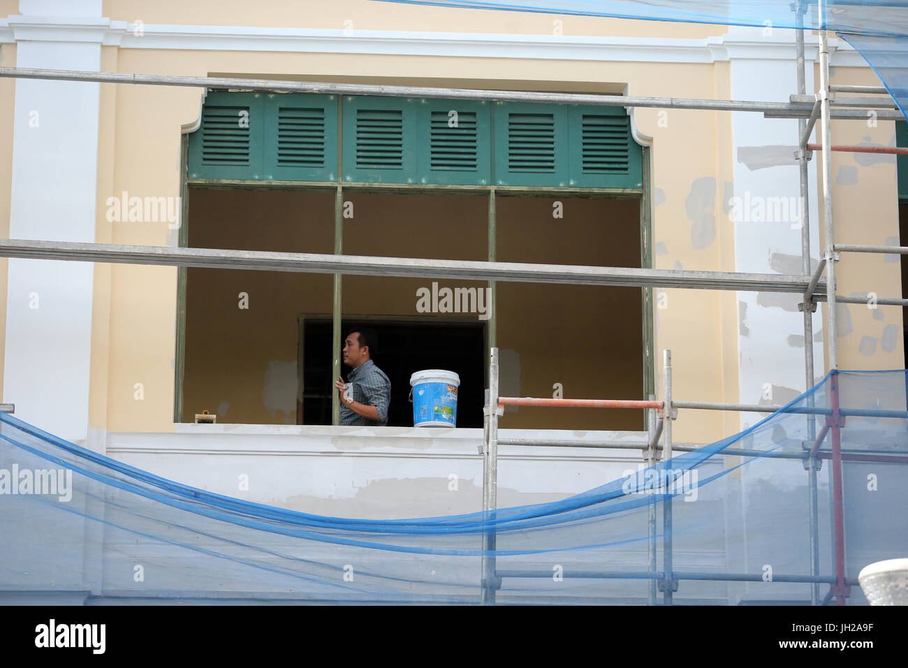 Builder rénovation vieille maison coloniale française. Le Vietnam. Banque D'Images