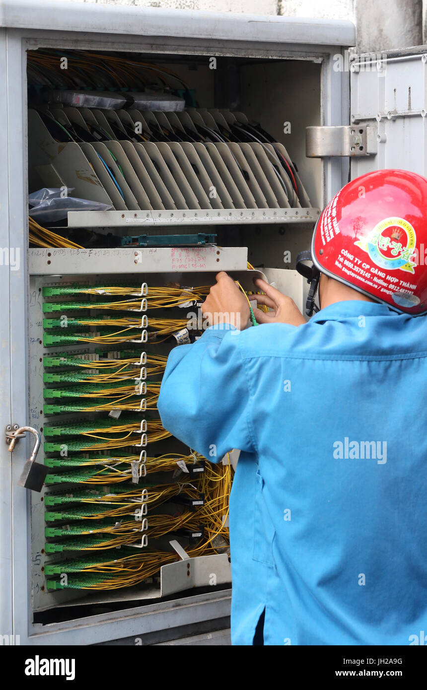 Électricien vietnamien des prises de contrôle. Le Vietnam. Banque D'Images