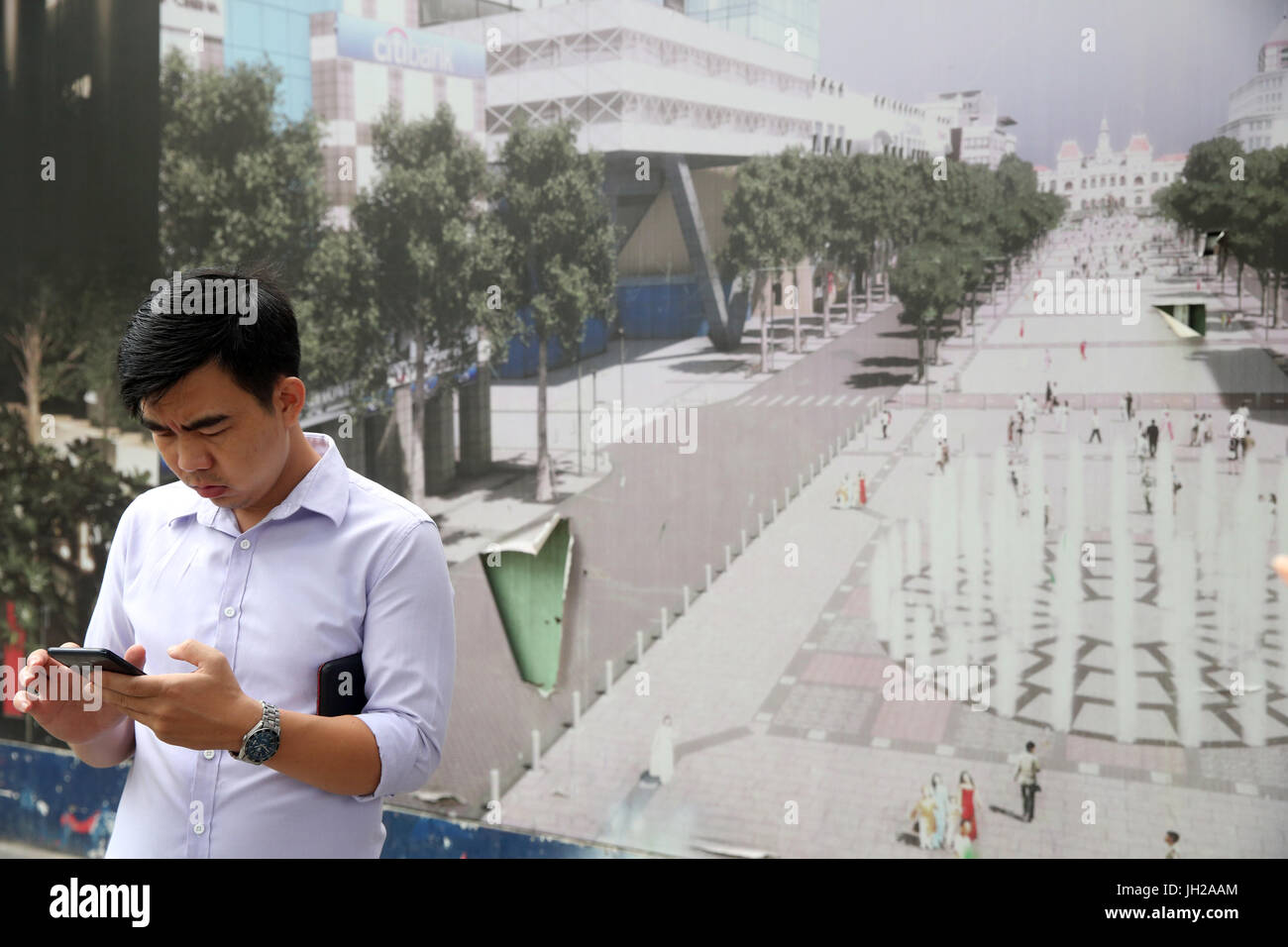 L'homme à l'aide d'un smartphone. Ho Chi Minh Ville. Le Vietnam. Banque D'Images