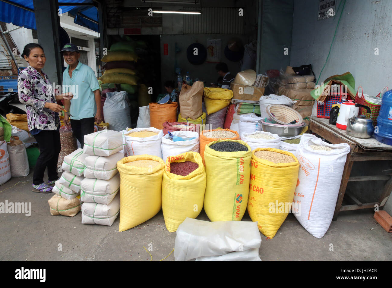 En différentes qualités de riz en vente dans des sacs à un marché en plein air. Le Vietnam. Banque D'Images