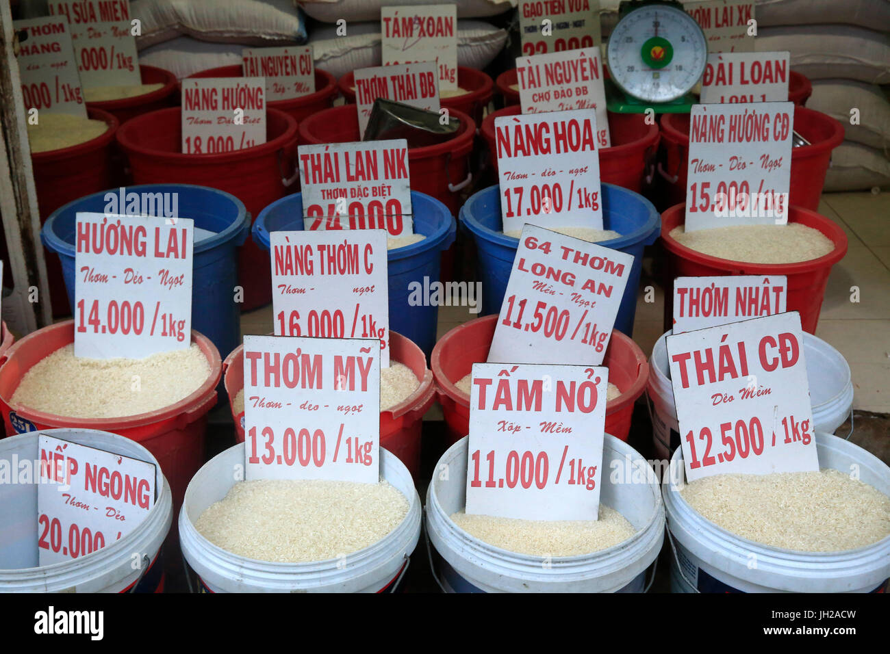 En différentes qualités de riz en vente dans des sacs à un marché en plein air. Le Vietnam. Banque D'Images