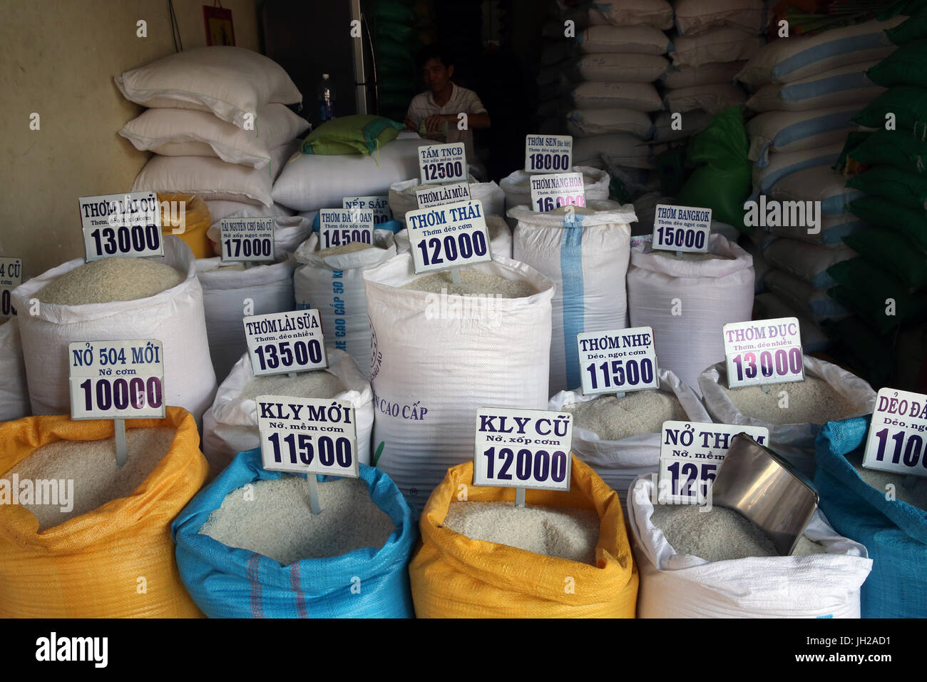 En différentes qualités de riz en vente dans des sacs à un marché en plein air. Le Vietnam. Banque D'Images
