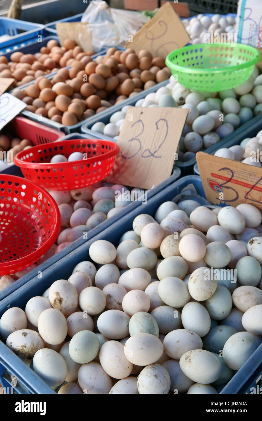 Oeufs frais at market stall. Le Vietnam. Banque D'Images