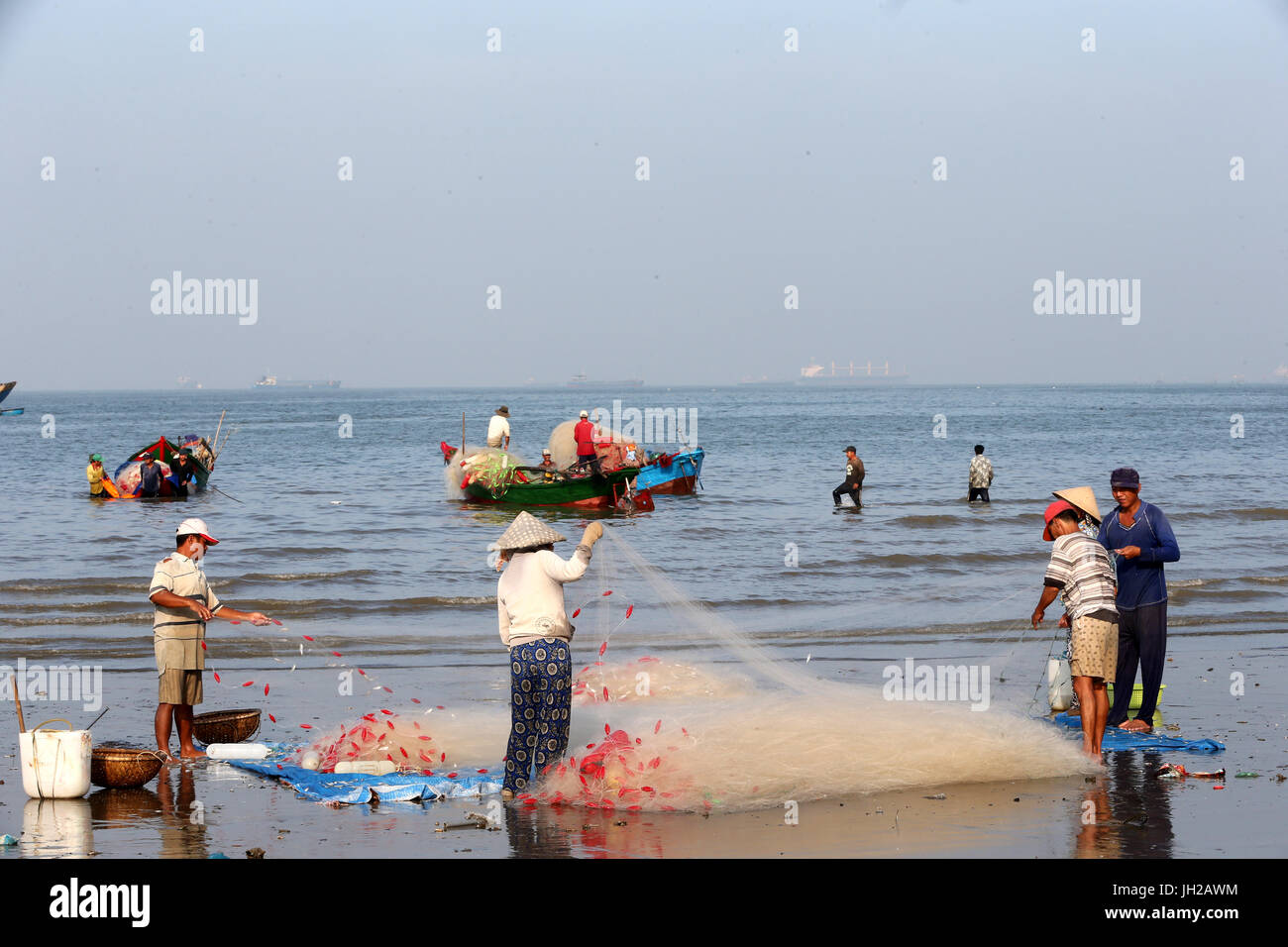 Les pêcheurs préparer un filet sur la plage. Notre annuaire d'entreprises. Le Vietnam. Banque D'Images