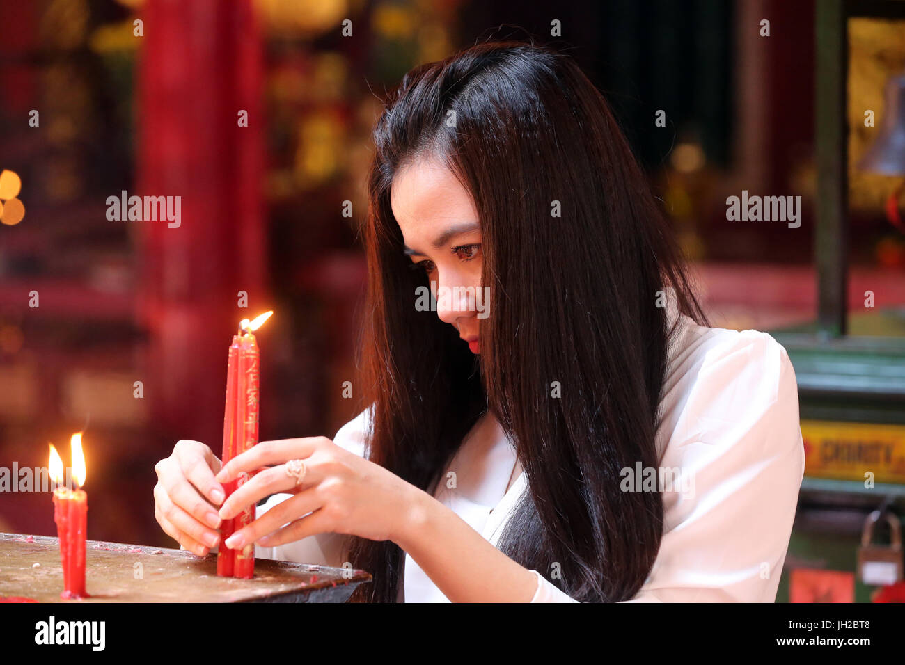 Le temple taoïste Chua Lang. Adorateur bouddhiste. Des bougies. Ho Chi Minh Ville. Le Vietnam. Banque D'Images