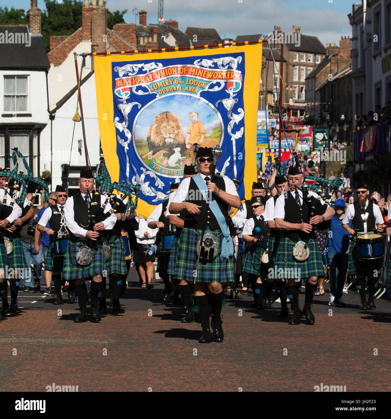 Une marche pipe band participe au défilé des bannières en Durham Miners' Gala à Durham City, en Angleterre. Banque D'Images