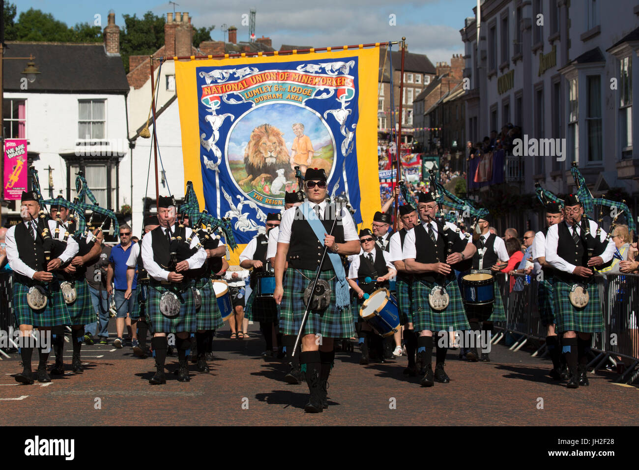 Une marche pipe band participe au défilé des bannières en Durham Miners' Gala à Durham City, en Angleterre. Banque D'Images