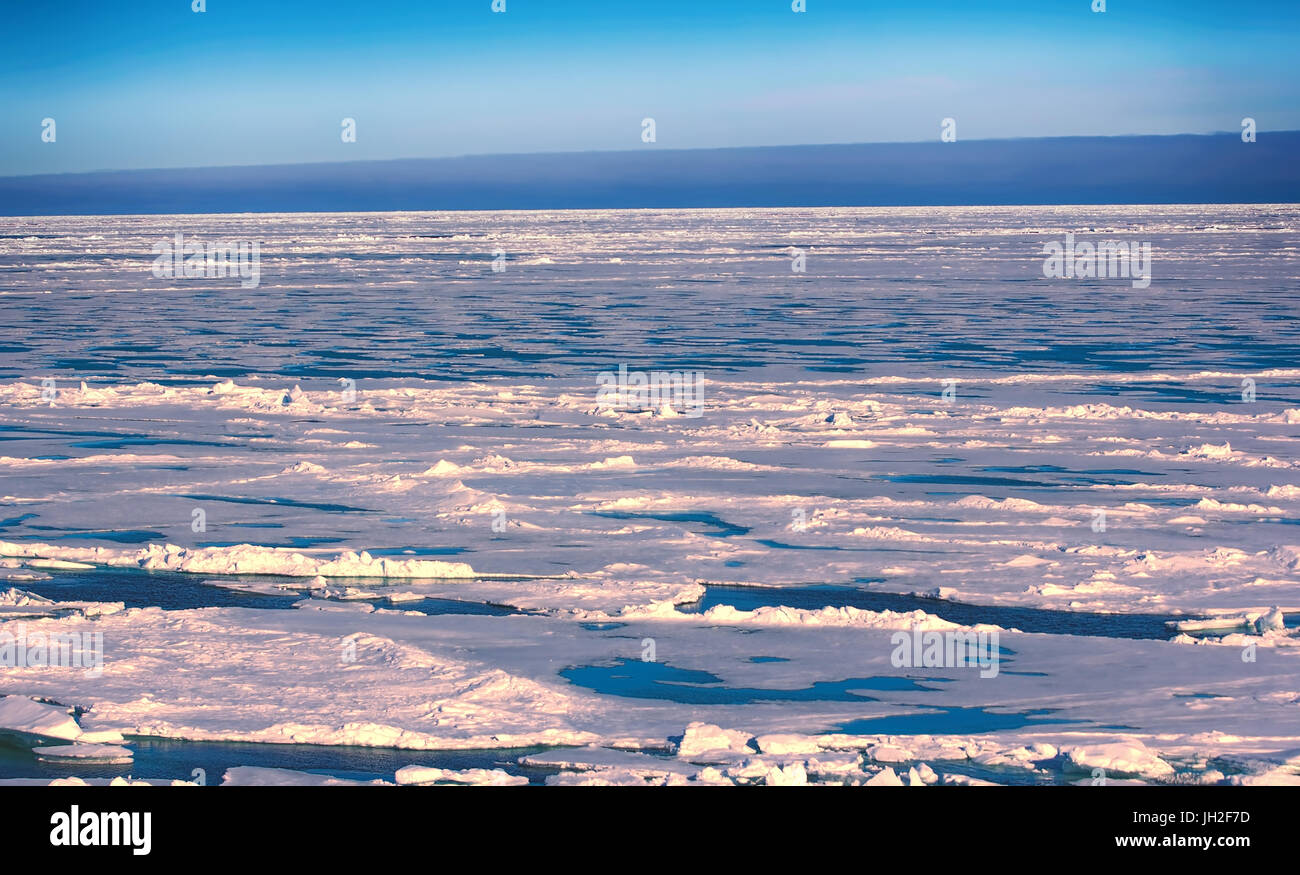 La glace de mer du Nord hiver fond lumineux. fissure dans la glace Banque D'Images