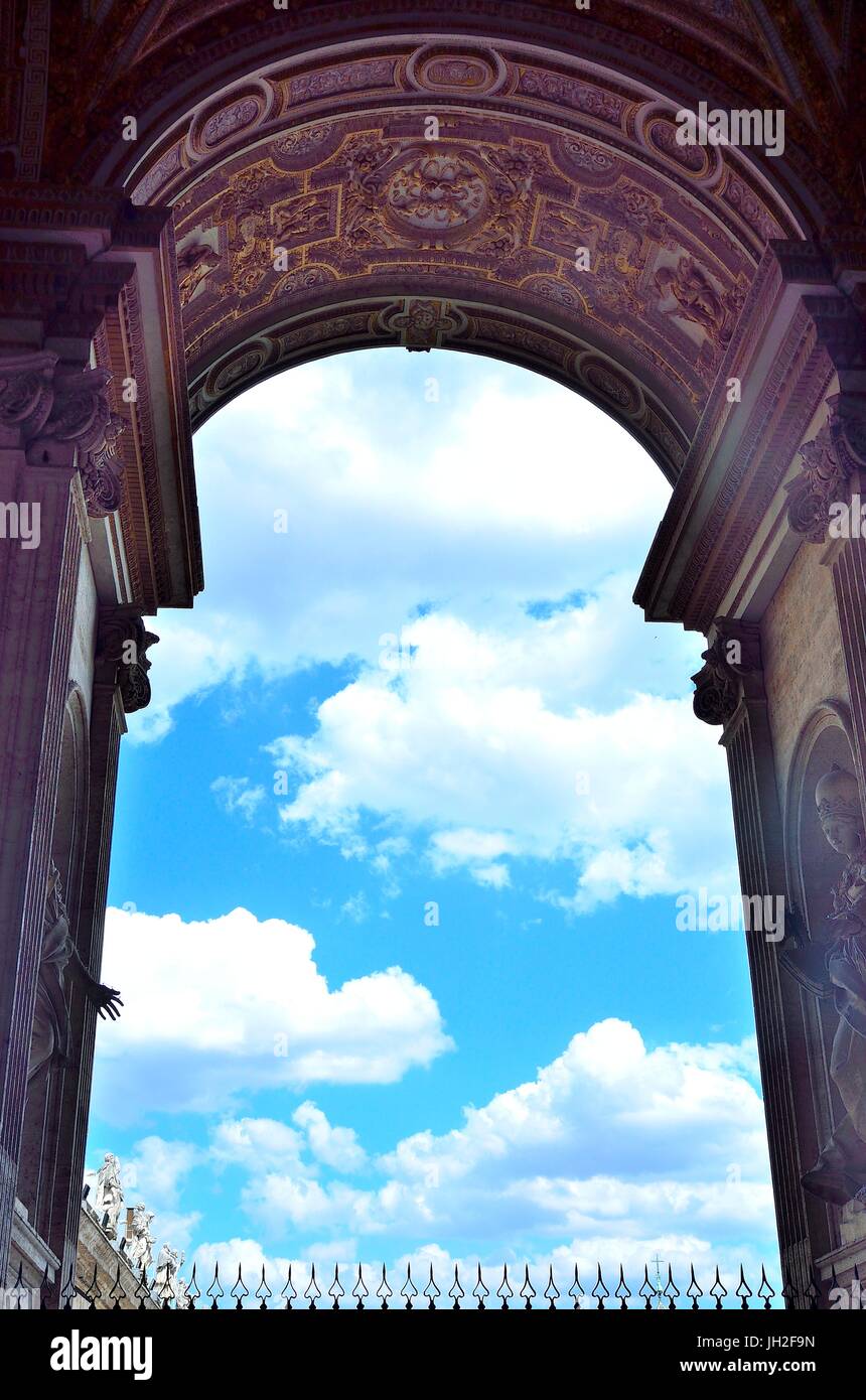 Arc de gauche du portique de la Basilique St Pierre (Basilique Papale di San Pietro in Vaticano), Cité du Vatican, Rome, Italie Banque D'Images