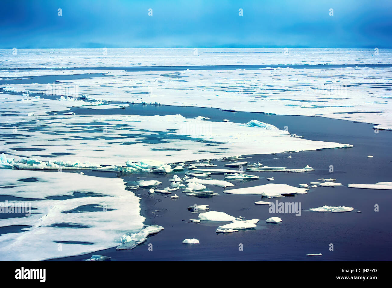 La glace au pôle nord et à proximité (de 84 à 90 degrés) en 2016. Maintenant Rare glace vivaces cassés par brise-glace nucléaire. La glace brisée derrière (canal) Banque D'Images