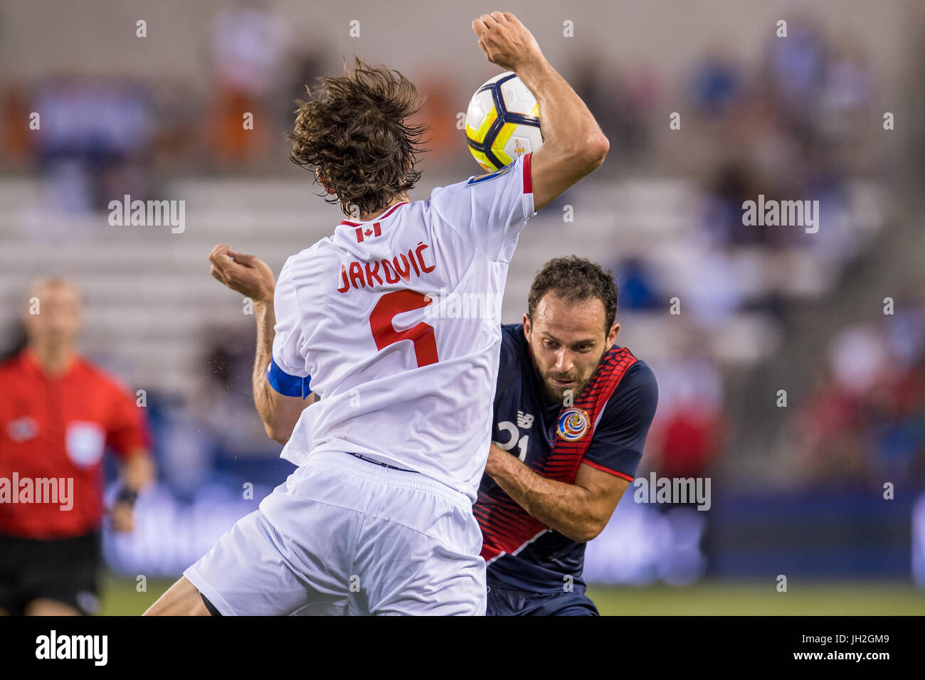 Houston, Texas, USA. 11 juillet, 2017. Défenseur Dejan Jakovic Canada (5) et le Costa Rica avant Marco UreÃ±a (21) Bataille pour la balle durant la 2e moitié de la Gold Cup match de football entre le Canada et le Costa Rica au Stade BBVA Compass à Houston, TX le 11 juillet 2017. Le jeu s'est terminée par un nul 1-1. Credit : Trask Smith/ZUMA/Alamy Fil Live News Banque D'Images