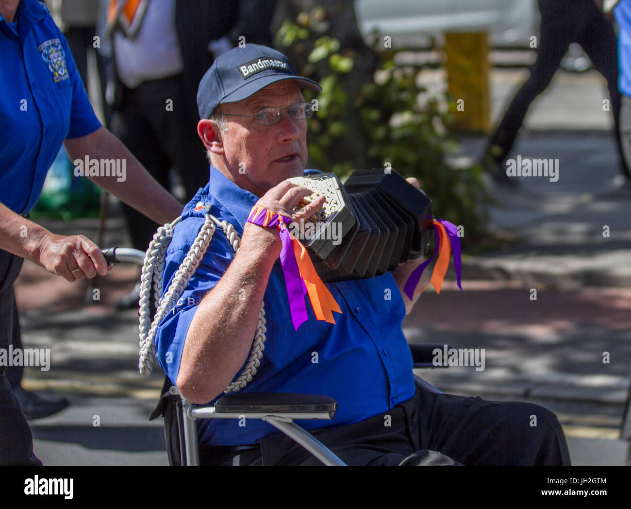 Utilisateur de fauteuil roulant de Southport, Merseyside, Royaume-Uni. 12 juillet, 2017. Des célébrations. Un soleil brillant pour les Orangemen's Parade. Credit : MediaWorldImages/Alamy Live News Banque D'Images