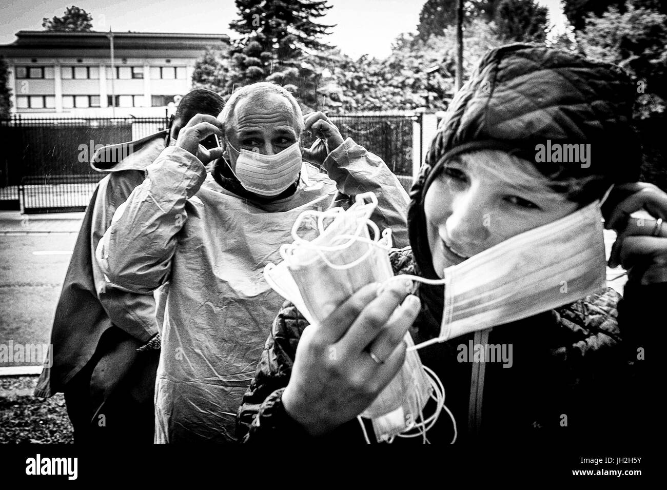 Des militants des droits de l'homme tenir la manifestation devant l'ambassade de Chine à Bruxelles, Belgique Le 12.07.2017 robe manifestants nous en tant que médecins, pour symboliser les soins à donner aux défenseurs des droits de l'homme et en Chine. L'accent sur le cas des militants du gagnant du Prix Nobel de la paix chinois Liu Xiaobo, un prisonnier de conscience, qui est en soins palliatifs pour le cancer du foie. Liu Xiaobo n'a pas l'occasion de voyager à l'étranger d'être suivie par des spécialistes de son choix. Les manifestants demandent aussi à la libre Su Changlan, défenseur des droits de l'homme incarcéré et dont l'état de santé est très inquiétant. Par Wiktor Dabkowski | usag Banque D'Images