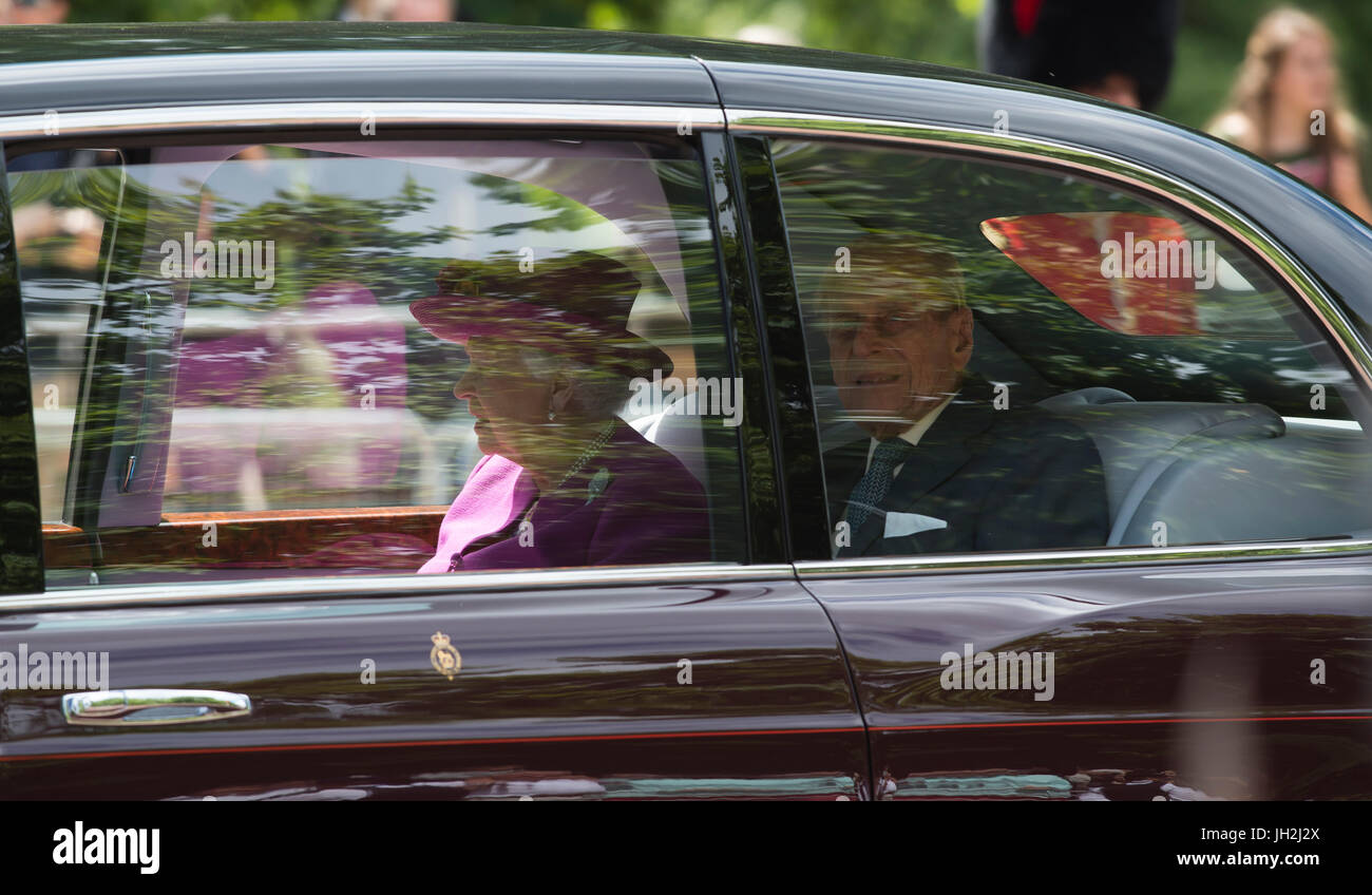 Le Mall, Londres, Royaume-Uni. 12 juillet, 2017. Le roi Felipe et Letizia d'Espagne Queen sur un jour 3 visite d'état, la Reine et le Prince Philip quittent le palais de Buckingham en voiture à répondre officiellement la Famille Royale espagnole à Horse Guards Parade. Credit : Malcolm Park/Alamy Live News. Banque D'Images