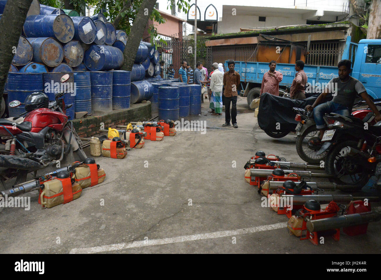 Dhaka. 12 juillet, 2017. Photo prise le 12 juillet 2017 montre des machines de buée à Dhaka Mosquito Control Ministère en capitale du Bangladesh Dhaka le 12 juillet 2017. La capitale du Bangladesh Dhaka est ébranlée par une épidémie de chikungunya 'major', une maladie virale transmise par le moustique Aedes, qui est également responsable de Zika virus, avec les rapports des hôpitaux près de 3 000 cas de la maladie depuis le mois de mai. Credit : Salim Reza/Xinhua/Alamy Live News Banque D'Images