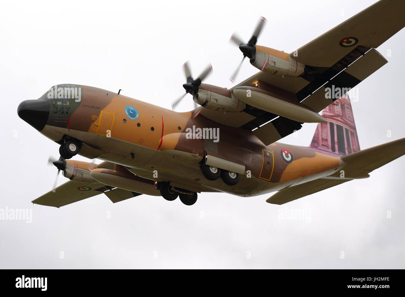 Raf Fairford, Gloucestershire, Royaume-Uni. 12 juillet 2017. Le C-130 Hercules jordanien arrive pour le week-end annuel de célébration de la riat air show. l'US air force est fortement représentée pour célébrer leur 70e anniversaire. à cette occasion, les Thunderbirds de l'usaf faire une apparition après 10 ans. crédit : Uwe deffner/Alamy live news Banque D'Images