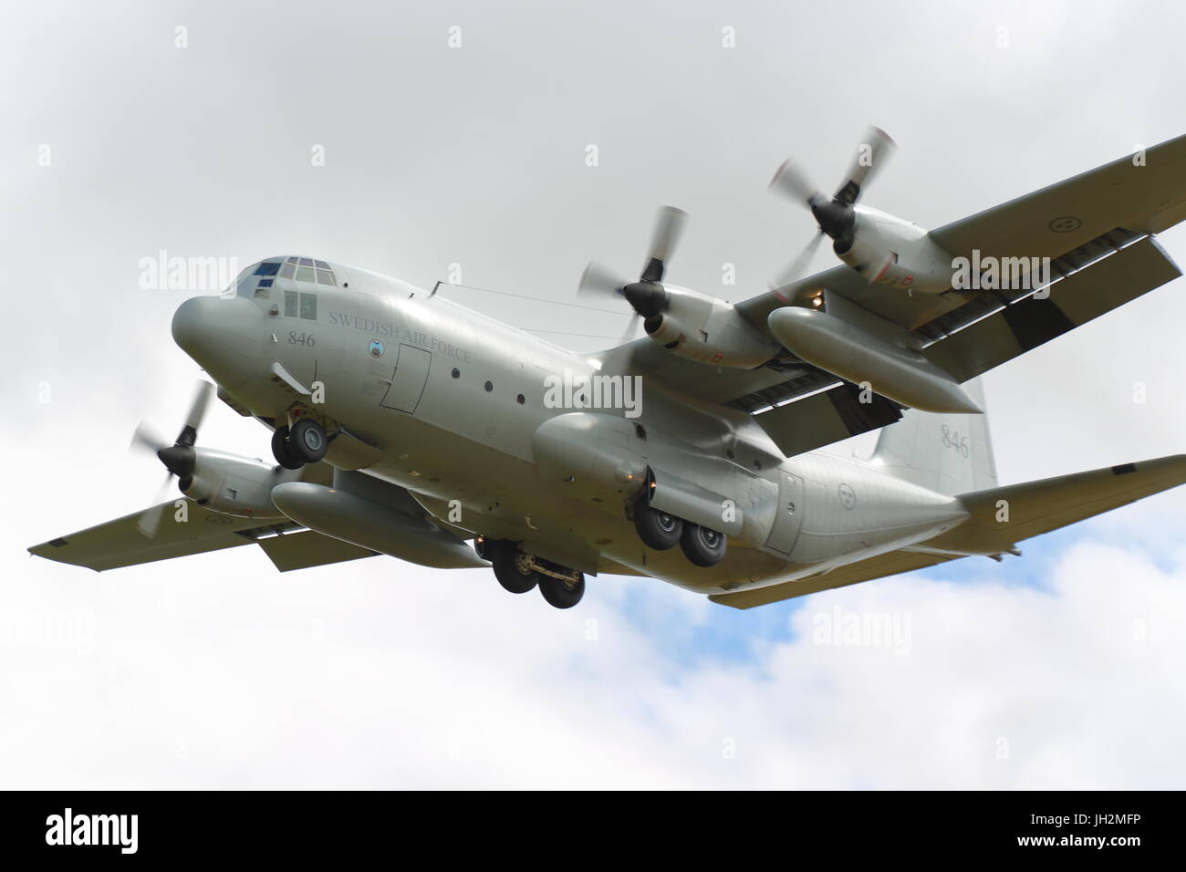Raf Fairford, Gloucestershire, Royaume-Uni. 12 juillet 2017. l'armée de l'air suédoise Hercules C-130 arrive pour le week-end annuel de célébration de la riat air show. l'US air force est fortement représentée pour célébrer leur 70e anniversaire. à cette occasion, les Thunderbirds de l'usaf faire une apparition après 10 ans. crédit : Uwe deffner/Alamy live news Banque D'Images
