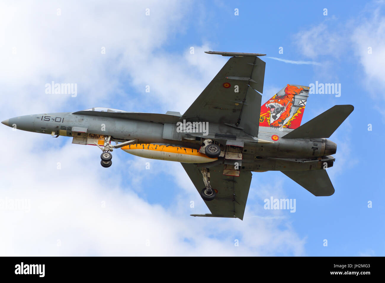 RAF Fairford, Gloucestershire, Royaume-Uni. 12th juillet 2017. Un F-18 de McDonnell Douglas espagnol arrive pour la célébration du week-end du salon aérien RIAT annuel. L’armée de l’air américaine est fortement représentée pour célébrer son anniversaire de 70th. McDonnell Douglas EF-18M Hornet de la Spanish Air Force. Credit: Uwe Deffner/Alay Live News Banque D'Images