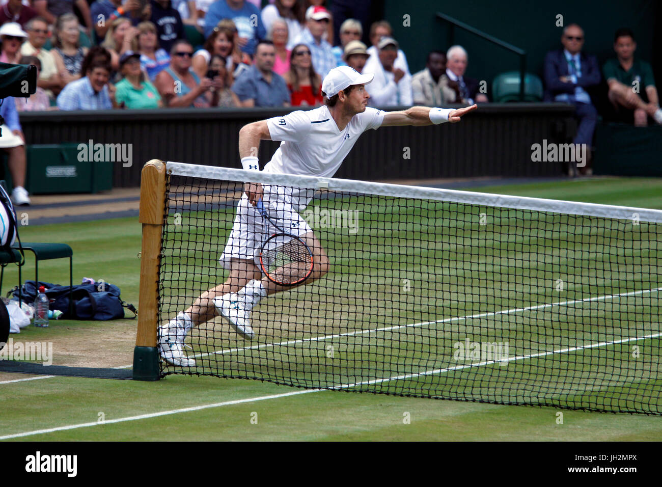 Londres, Royaume-Uni. 12 juillet, 2017. Wimbledon Tennis : Londres, 12 juillet, 2017 - Andy Murray brouille pour atteindre la balle pendant son quart de la perte au-américain Sam Querrey à Wimbledon mercredi. Crédit : Adam Stoltman/Alamy Live News Banque D'Images