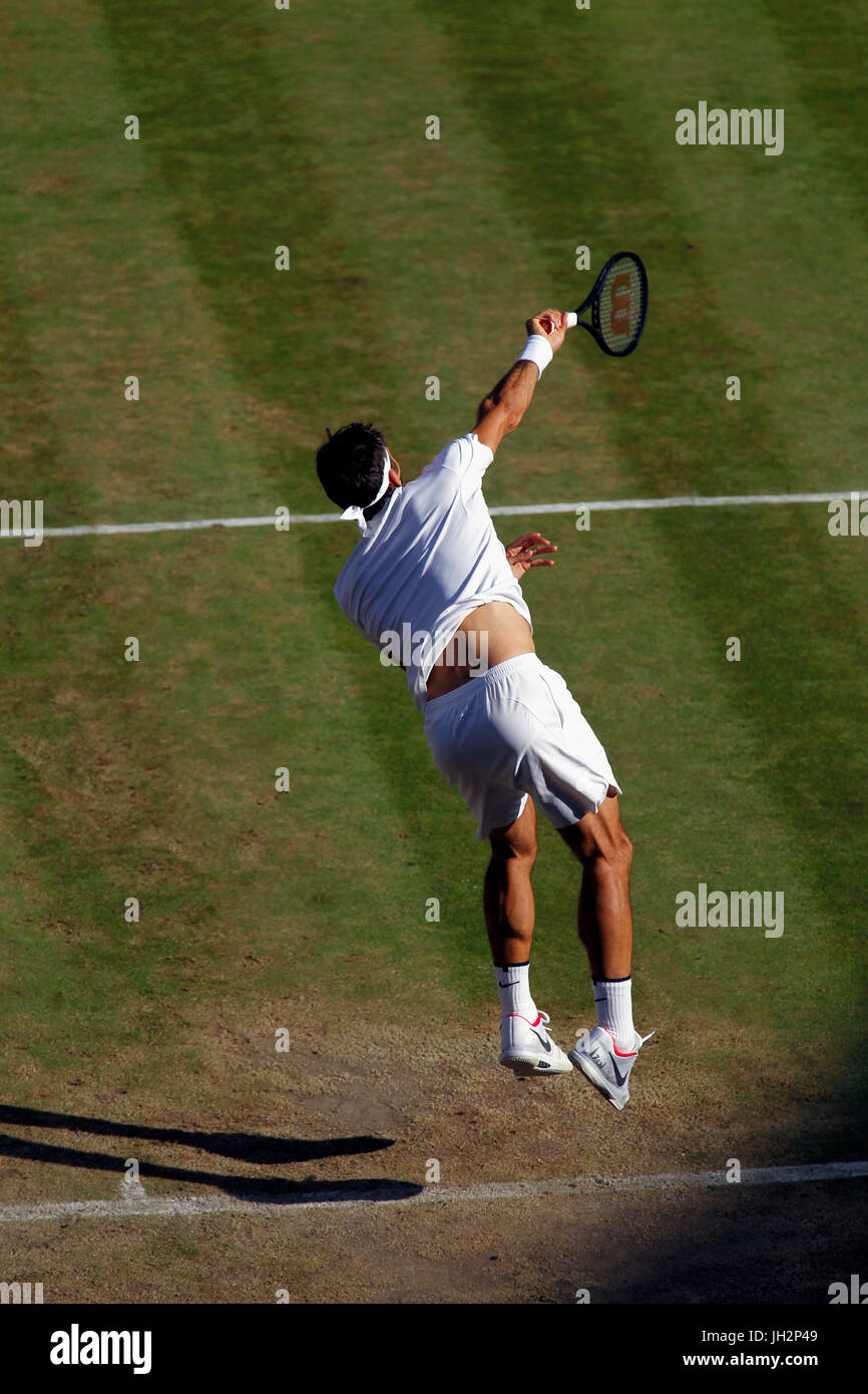 Londres, Royaume-Uni. 12 juillet, 2017. Wimbledon Tennis : Londres, 12 juillet, 2017 - Roger Federer en poste au cours de sa victoire sur Milos Raonic pendant leur quart de finale à Wimbledon mercredi. Crédit : Adam Stoltman/Alamy Live News Banque D'Images