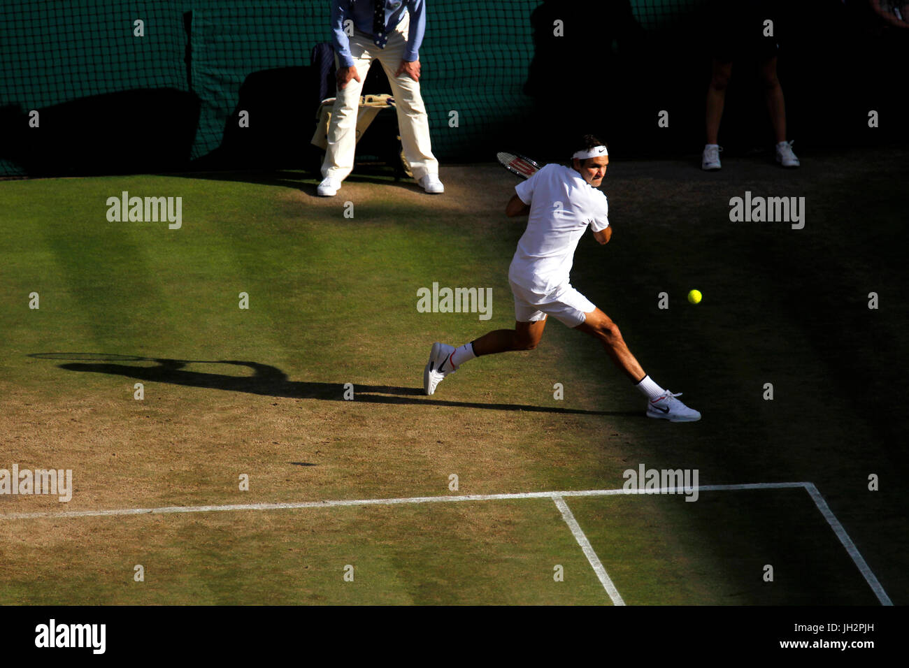 Londres, Royaume-Uni. 12 juillet, 2017. Wimbledon Tennis : Londres, 12 juillet, 2017 - Roger Federer lors de sa victoire sur Milos Raonic pendant leur quart de finale à Wimbledon mercredi. Crédit : Adam Stoltman/Alamy Live News Banque D'Images