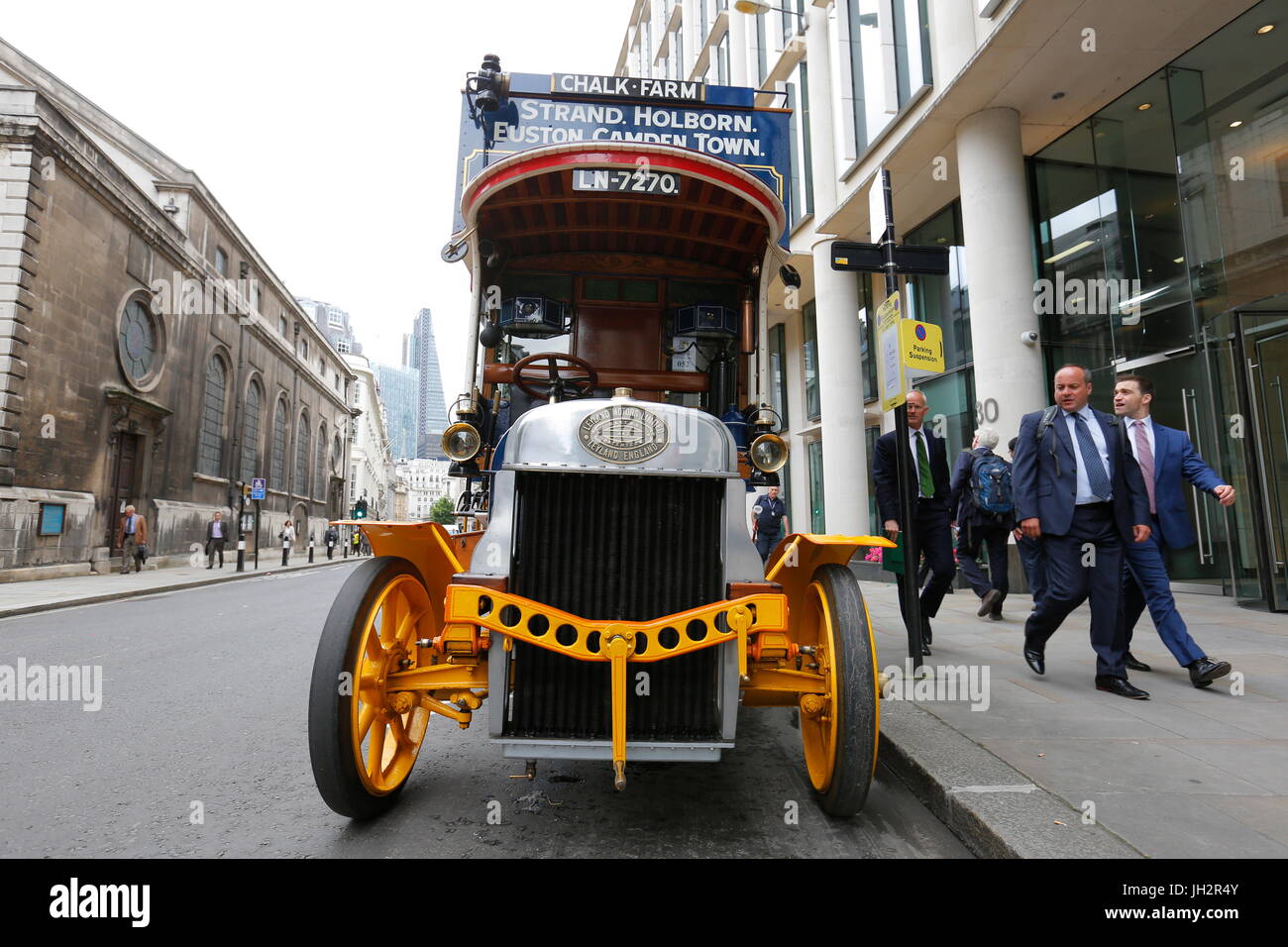 Londres, Royaume-Uni. 12 juillet 2017. À la Cité de Londres Guildhall yard le patrimoine anglais a été le 500e anniversaire de la parade de voiture organisée par la compagnie de culte de Carman. Le maire de la ville de Londres a ouvert la cérémonie pour marquer le 500e édition spéciale. Pendant des siècles, la Corporation de Londres a exercé ses droits sur les charrettes et les transporteurs, limitant le nombre de « charrettes et voitures » pour la location à l'intérieur de la ville. Banque D'Images