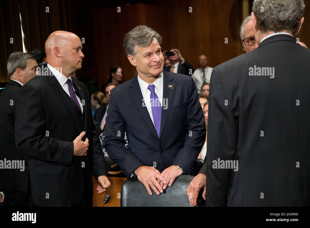 Washington, USA. 12 juillet, 2017. Christopher A. Wray (C) arrive pour l'audience du Comité judiciaire du Sénat sur sa candidature pour devenir le nouveau Directeur du Federal Bureau of Investigation (FBI) à Washington, DC, États-Unis, le 12 juillet 2017. Credit : Ting Shen/Xinhua/Alamy Live News Banque D'Images