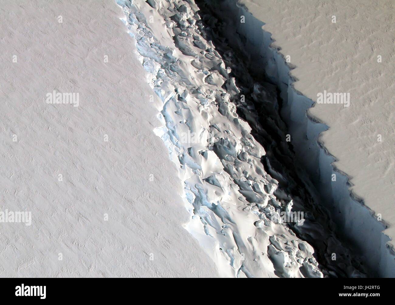 Dossier : l'Antarctique. 10 Nov, 2016. Vue aérienne de la plate-forme de glace Larsen C prises le 10 novembre 2016 dans l'Antarctique. Larsen C'est cassé le 12 juillet 2017 Création d'un iceberg géant deux fois la taille du Luxembourg et modification de la forme de la péninsule Antarctique en tant qu'elle fixe à la dérive dans la mer de Weddell. À 5 800 km2 le nouvel iceberg est à moitié aussi grand que le dossier-holding l'iceberg B-15 qui s'est distanciée de la plate-forme de Ross dans l'année 2000, mais il n'en demeure pas moins que l'on croit être parmi les dix plus grands icebergs jamais enregistré. Instantané de la fracture dans le Larsen C sur le 10 novembre 2016. Credit : Planetpix/Alamy Live News Banque D'Images