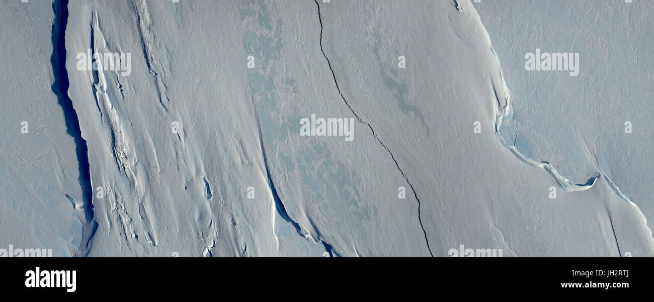 Dossier : l'Antarctique. 10 Nov, 2016. Vue aérienne de la plate-forme de glace Larsen C prises le 10 novembre 2016 dans l'Antarctique. Larsen C'est cassé le 12 juillet 2017 Création d'un iceberg géant deux fois la taille du Luxembourg et modification de la forme de la péninsule Antarctique en tant qu'elle fixe à la dérive dans la mer de Weddell. À 5 800 km2 le nouvel iceberg est à moitié aussi grand que le dossier-holding l'iceberg B-15 qui s'est distanciée de la plate-forme de Ross dans l'année 2000, mais il n'en demeure pas moins que l'on croit être parmi les dix plus grands icebergs jamais enregistré. Instantané de la fracture dans le Larsen C sur le 10 novembre 2016. Credit : Planetpix/Alamy Live News Banque D'Images