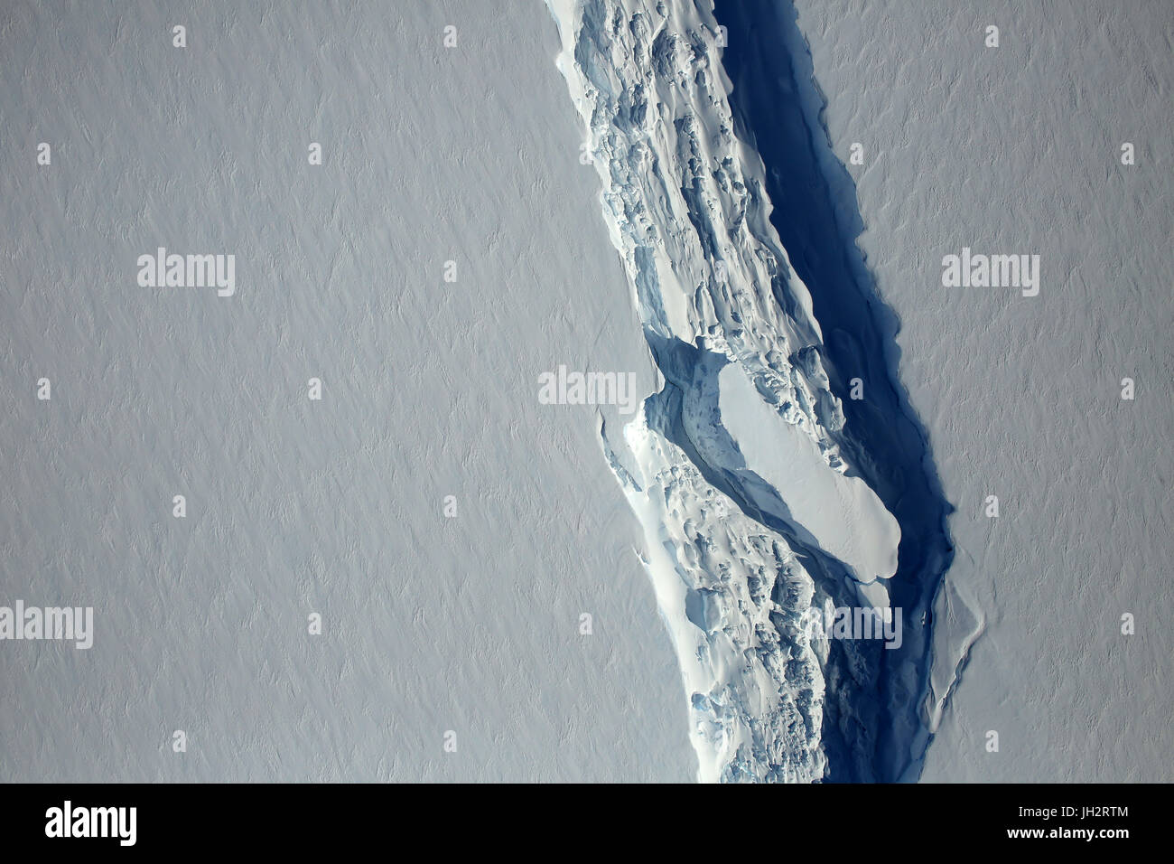 Dossier : l'Antarctique. 10 Nov, 2016. Vue aérienne de la plate-forme de glace Larsen C prises le 10 novembre 2016 dans l'Antarctique. Larsen C'est cassé le 12 juillet 2017 Création d'un iceberg géant deux fois la taille du Luxembourg et modification de la forme de la péninsule Antarctique en tant qu'elle fixe à la dérive dans la mer de Weddell. À 5 800 km2 le nouvel iceberg est à moitié aussi grand que le dossier-holding l'iceberg B-15 qui s'est distanciée de la plate-forme de Ross dans l'année 2000, mais il n'en demeure pas moins que l'on croit être parmi les dix plus grands icebergs jamais enregistré. Instantané de la fracture dans le Larsen C sur le 10 novembre 2016. Credit : Planetpix/Alamy Live News Banque D'Images