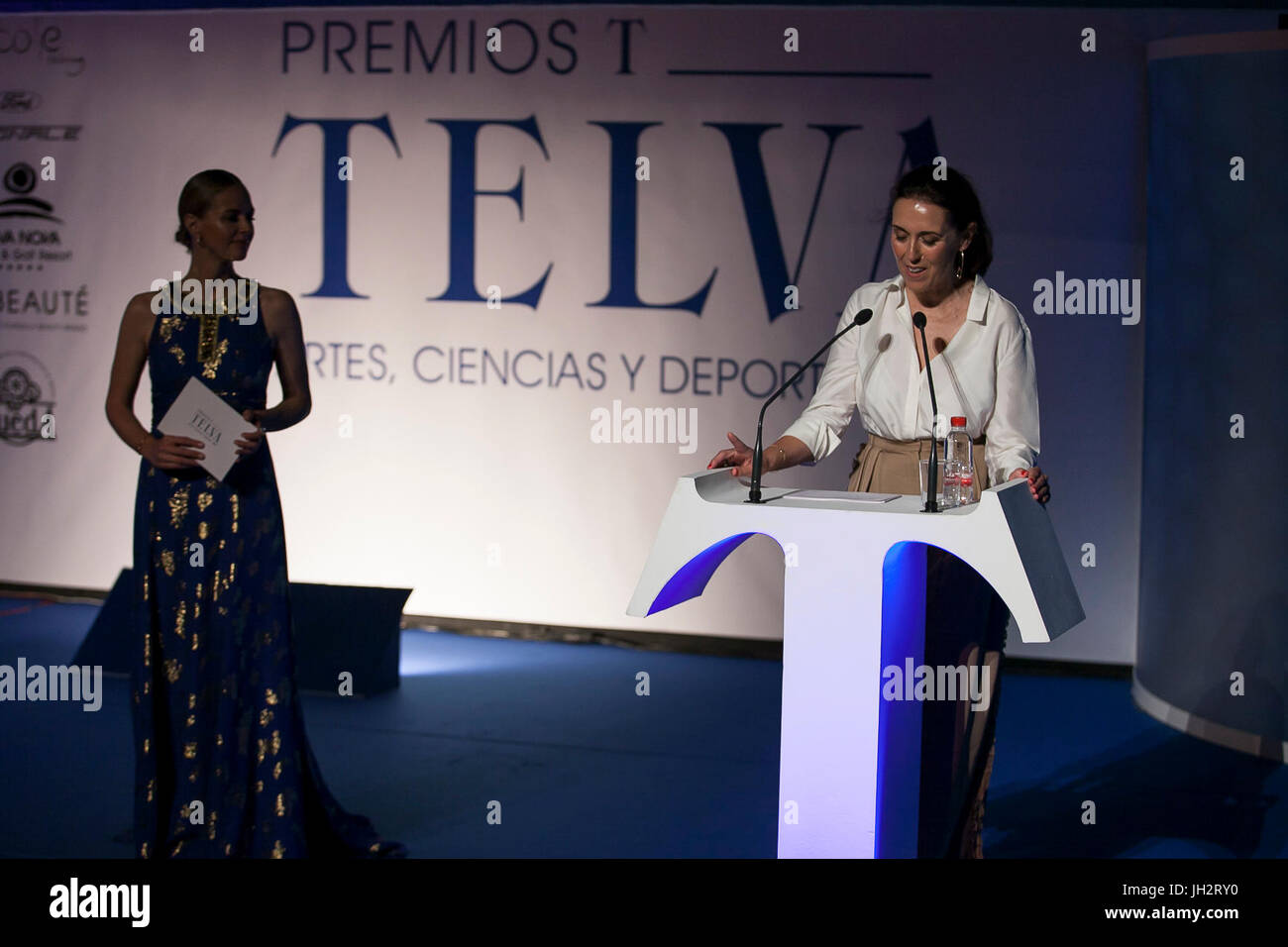 Olga Ruiz (R) et Genoveva Casanova (L) dans le 'T' accorde aux arts, sciences sociales et sport, amener par Telva magazine. Dans le palais des arts Reine Sofia de Valence. À Valence à 12 Juillet, 2017. Banque D'Images