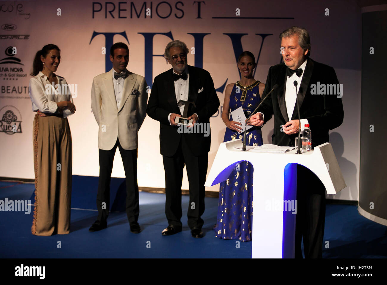 Olga Ruiz (L) Enrique Ponce (2L) Placido Domingo (C) Genoveva Casanova (2R) et ministre espagnol Inigo Mendez de Vigo (R) dans le 'T' accorde aux arts, sciences sociales et sport, amener par Telva magazine. Dans le palais des arts Reine Sofia de Valence. À Valence à 12 Juillet, 2017. Banque D'Images