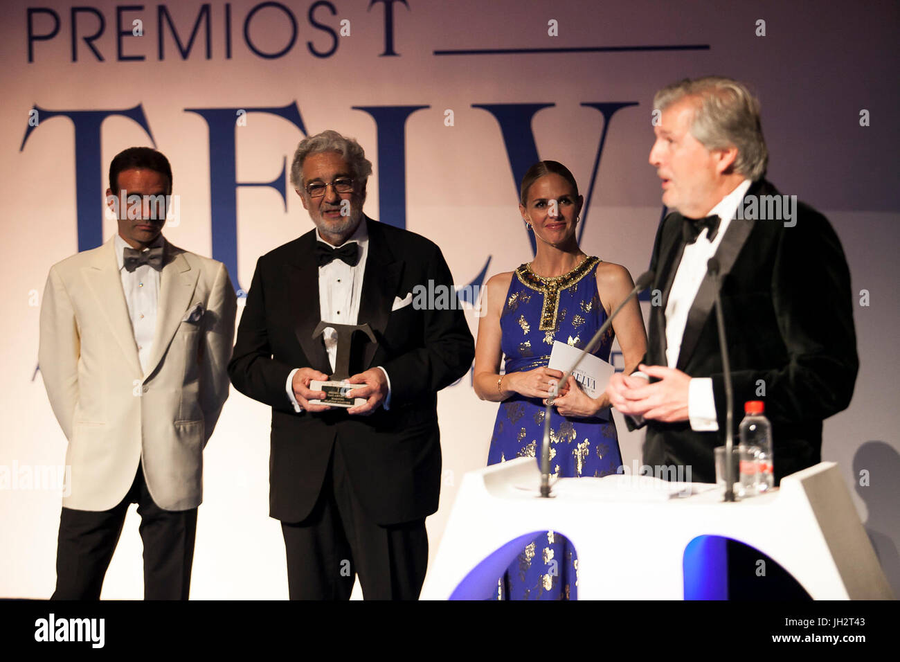 Enrique Ponce (L) Placido Domingo (C) Genoveva Casanova (2R) et ministre espagnol Inigo Mendez de Vigo (R) dans le 'T' accorde aux arts, sciences sociales et sport, amener par Telva magazine. Dans le palais des arts Reine Sofia de Valence. À Valence à 12 Juillet, 2017. Banque D'Images