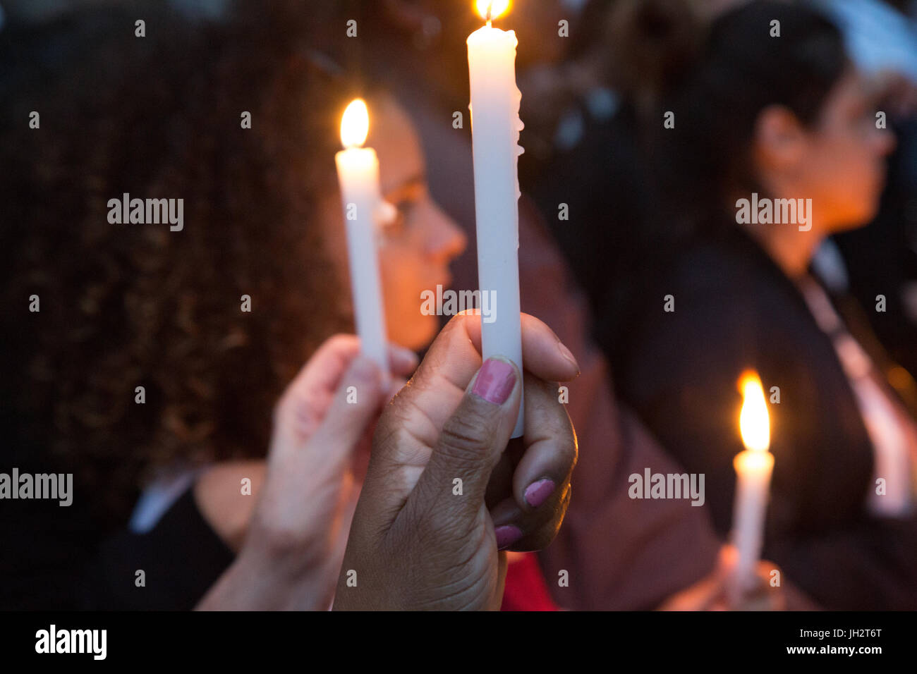 Londres, Royaume-Uni. 12 juillet 2017. Personnes participent à une veillée pour marquer quatre semaines depuis l'incendie de la tour de Grenfell memorial wall sur Bramley Road, Londres/Jaiyesimi Crédit : Thabo Alamy Live News Banque D'Images