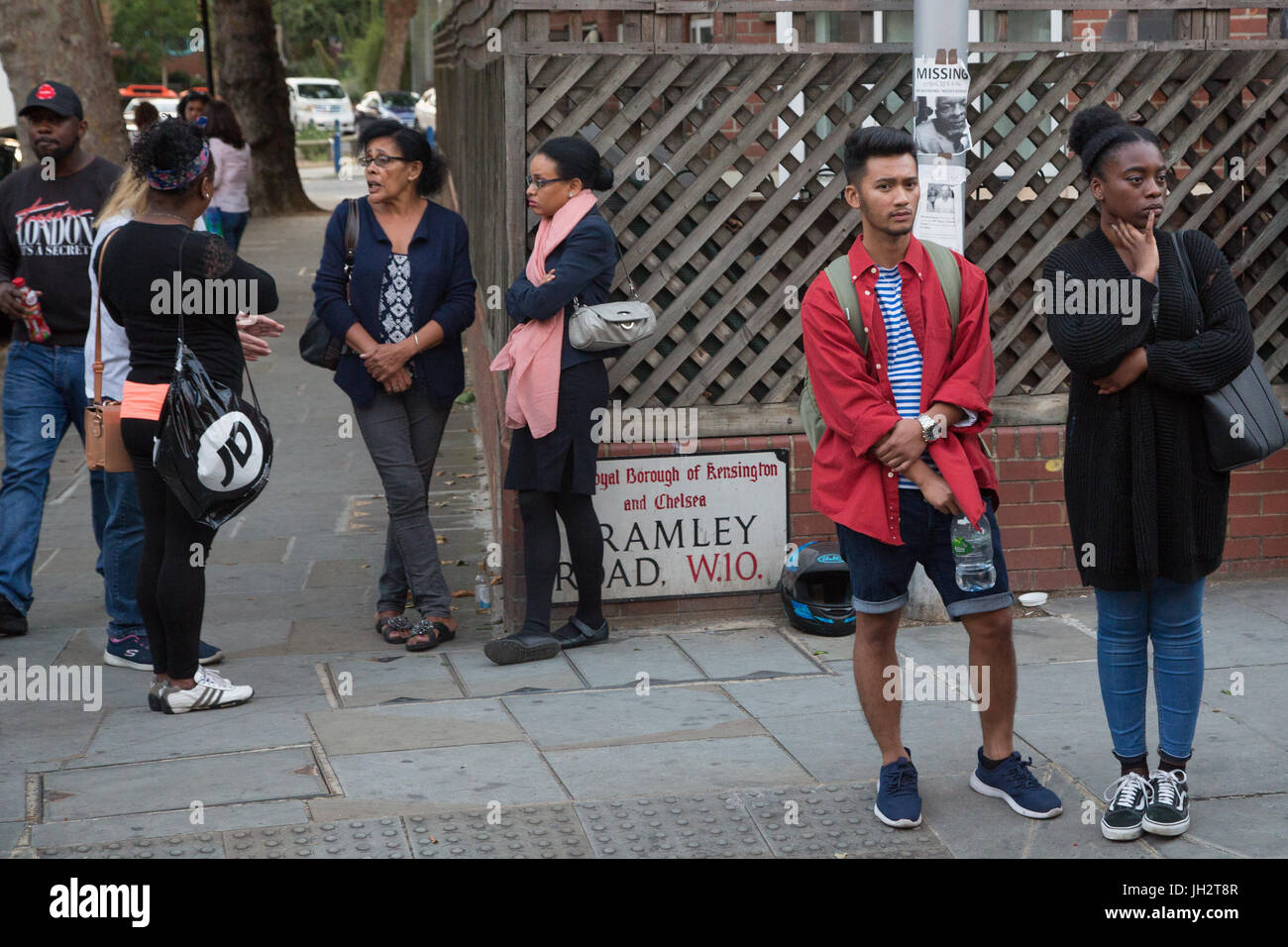 Londres, Royaume-Uni. 12 juillet 2017. Personnes participent à une veillée pour marquer quatre semaines depuis l'incendie de la tour de Grenfell memorial wall sur Bramley Road, Londres/Jaiyesimi Crédit : Thabo Alamy Live News Banque D'Images